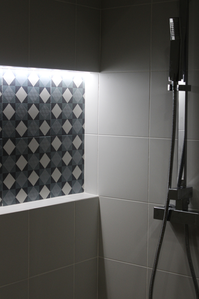 Instalación en el baño con luces y azulejos